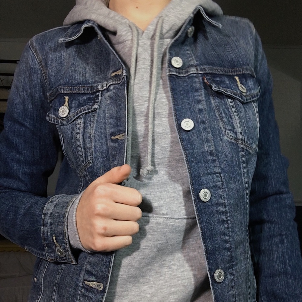 LEVI’S dark wash boyfriend trucker denim jacket